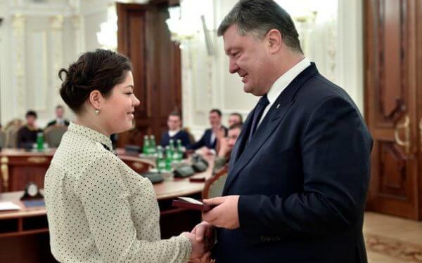 Поранена на Майдані медик-волонтер з Тернопільщини отримала почесну нагороду з рук Президента (фото)