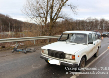 Неподалік Тернополя під колеса таксі втрапив велосипедист (фото)