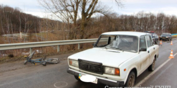 Неподалік Тернополя під колеса таксі втрапив велосипедист (фото)