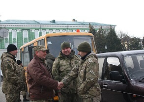 Бійцям АТО передали позашляховик