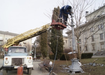 Комунальники взялися за реставрацію світильників у сквері Шевченка