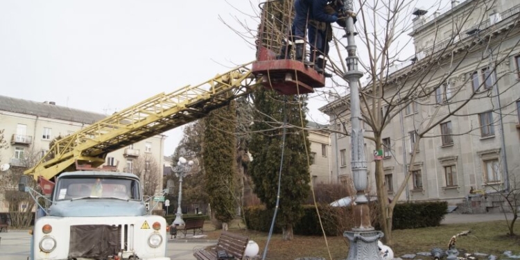 Комунальники взялися за реставрацію світильників у сквері Шевченка