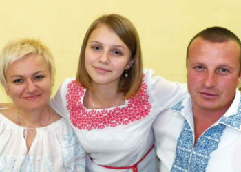 Через важку недугу Ольга Кундис не може навіть рухатися, але… вишиває. Та ще й як!