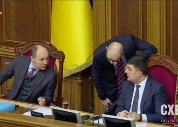 Прем'єр-міністр Арсеній Яценюк та голова Верховної Ради Володимир Гройсман, не криючись, говорять по телефону, дивлячись один на одного