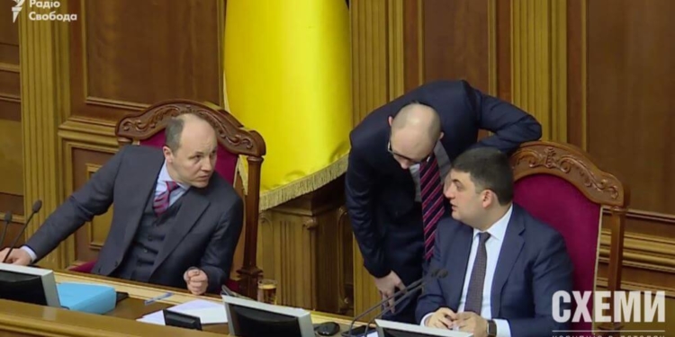 Прем'єр-міністр Арсеній Яценюк та голова Верховної Ради Володимир Гройсман, не криючись, говорять по телефону, дивлячись один на одного
