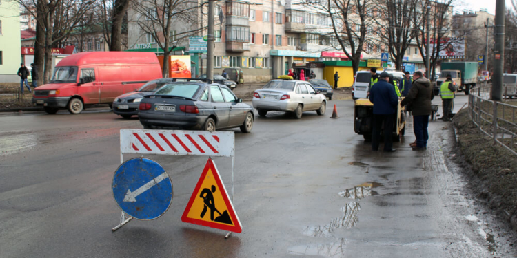 На дорогах Тернополя розпочали ліквідовувати глибокі вибоїни