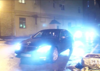 Автомобіль із Юлією Тимошенко заїжджає з чорного входу до Адміністрації президента майже одразу після другого приїзду Арсенія Яценюка