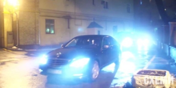 Автомобіль із Юлією Тимошенко заїжджає з чорного входу до Адміністрації президента майже одразу після другого приїзду Арсенія Яценюка