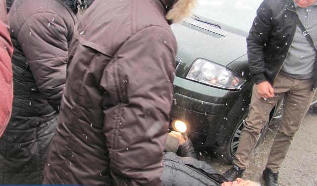 На Тернопільщині під час перекриття траси збили дідуся. (Фото)