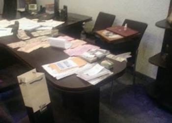 Прокурора-хабарника зачинили вдома, поліцейський і адвокат заплатять мільйон на двох