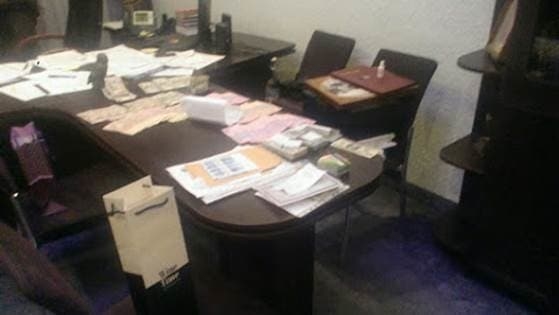 Прокурора-хабарника зачинили вдома, поліцейський і адвокат заплатять мільйон на двох