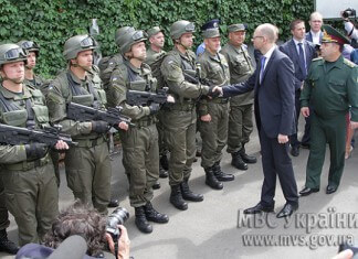 Паніка Яценюка: Кабмін охороняє озброєна кулеметами нацгвардія