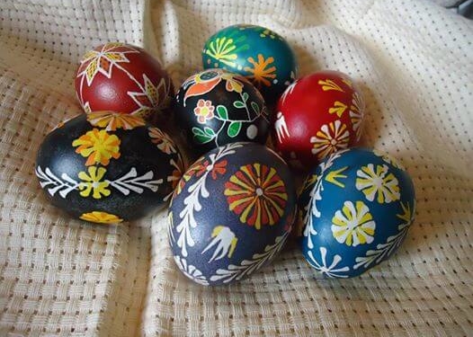 Тернопільські волонтери розмальовують писанки для фронту