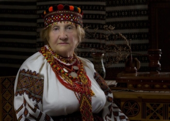 Фотопроект «Листи на фронт»: дружини, матері, доньки бійців, які служать в зоні АТО, в яскравих українських строях