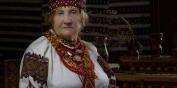 Фотопроект «Листи на фронт»: дружини, матері, доньки бійців, які служать в зоні АТО, в яскравих українських строях