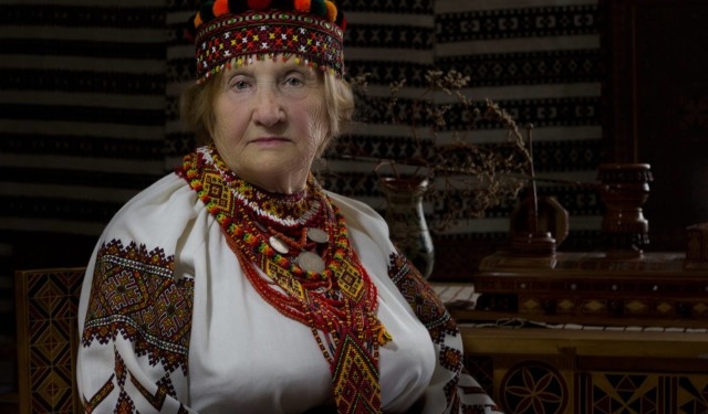 Фотопроект «Листи на фронт»: дружини, матері, доньки бійців, які служать в зоні АТО, в яскравих українських строях