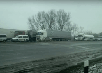 Пікетувальники заблокували рух по трасі перед Тернополем