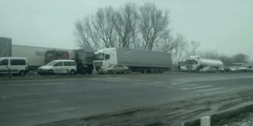 Пікетувальники заблокували рух по трасі перед Тернополем