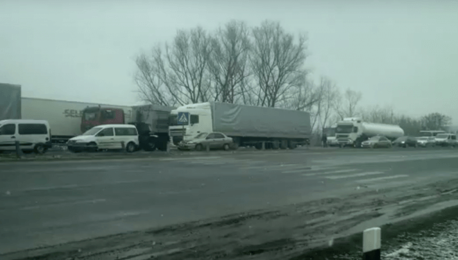 Пікетувальники заблокували рух по трасі перед Тернополем