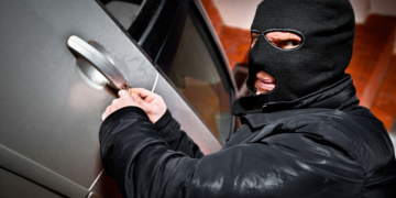 На Тернопільщині злодій за ніч обікрав два автомобілі