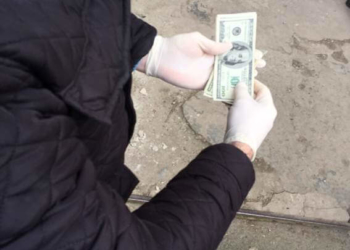 На Тернопільщині підполковник поліції вимагав 700 доларів у матері ні в чому не винного підлітка