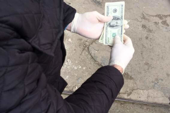 На Тернопільщині підполковник поліції вимагав 700 доларів у матері ні в чому не винного підлітка