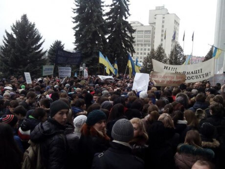 У Тернополі студенти та викладачі ПТУ пікетували облдержадміністрацію