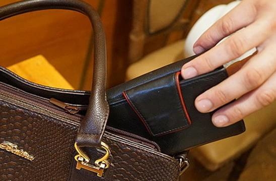 Тернополянин вкрав гроші у дружини і пішов у поліцію