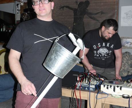 Замість музичних інструментів – мікрохвильовки та старі телевізори