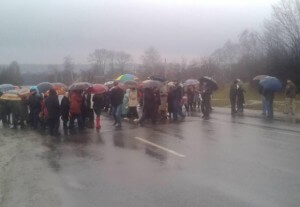 Налаштовані агресивно: на Тернопіллі сотня людей перекрила міжнародну трасу