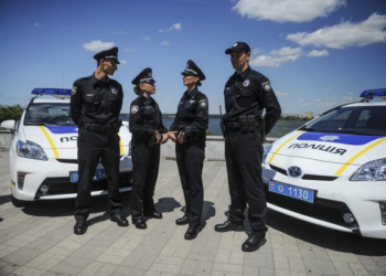 У Тернополі набуває популярності відео, як мужик “бикує” до поліцейських