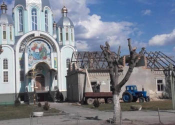 На Тернопільщині люди по цеглині розбирають міську раду (фото)