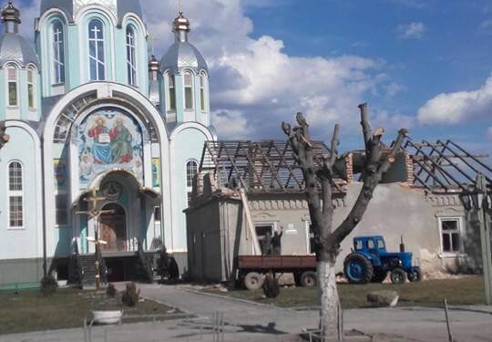 На Тернопільщині люди по цеглині розбирають міську раду (фото)