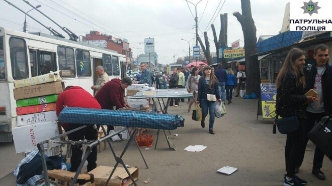 У Тернополі базарники агресивно зустріли нових поліцейських