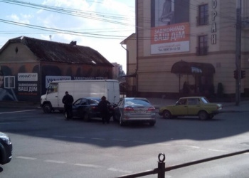 У Тернополі на повороті зіштовхнулися дві іномарки (фото)