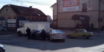 У Тернополі на повороті зіштовхнулися дві іномарки (фото)