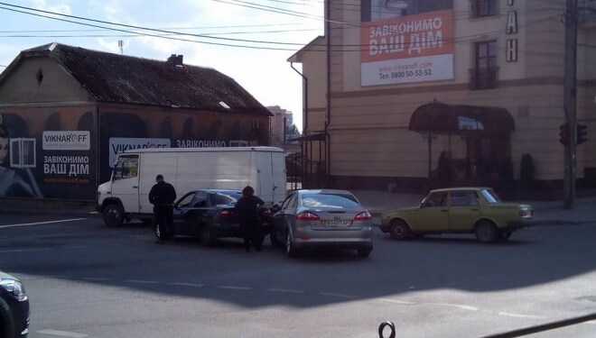 У Тернополі на повороті зіштовхнулися дві іномарки (фото)