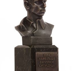 У Тернополі на аукціон виставили погруддя Степана Бандери