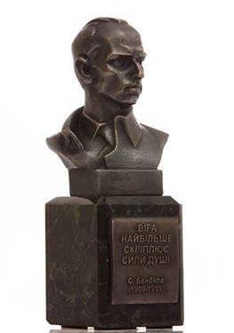 У Тернополі на аукціон виставили погруддя Степана Бандери