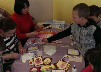 Діти-сироти у Тернополі вчилися розмальовувати печиво та писанки (фото)