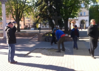 Біля Катедри почали монтувати бронзовий макет “Тернопіль у мініатюрі” (фото, відео)