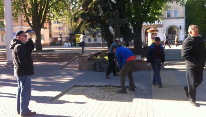 Біля Катедри почали монтувати бронзовий макет “Тернопіль у мініатюрі” (фото, відео)