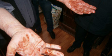 На Тернопільщині в квартирі псих відрізав голову пенсіонеру