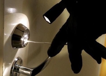 Тернопільські патрульні затримали чоловіка, який хотів залізти у чужу квартиру