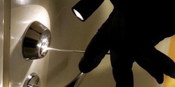 Тернопільські патрульні затримали чоловіка, який хотів залізти у чужу квартиру