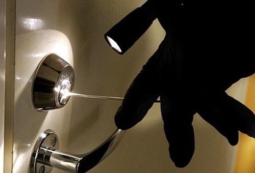 Тернопільські патрульні затримали чоловіка, який хотів залізти у чужу квартиру