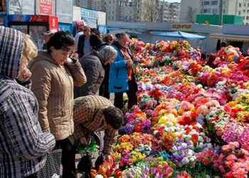 Тернопільські священники кажуть людям не купувати штучних квітів