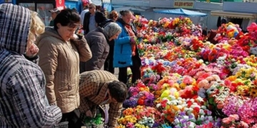 Тернопільські священники кажуть людям не купувати штучних квітів