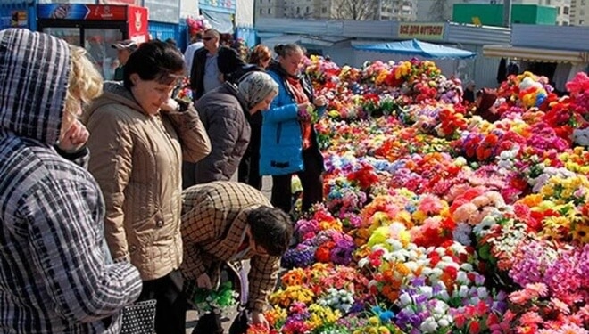 Тернопільські священники кажуть людям не купувати штучних квітів