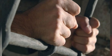 Породила виродка: на Тернопільщині чоловік підпалив власну матір